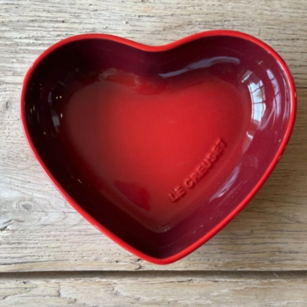 Le Creuset Stoneware Seoul 22 oz 650 ml Sphere Heart Bowl Cerise Cherry Red NEW - Picture 3 of 10